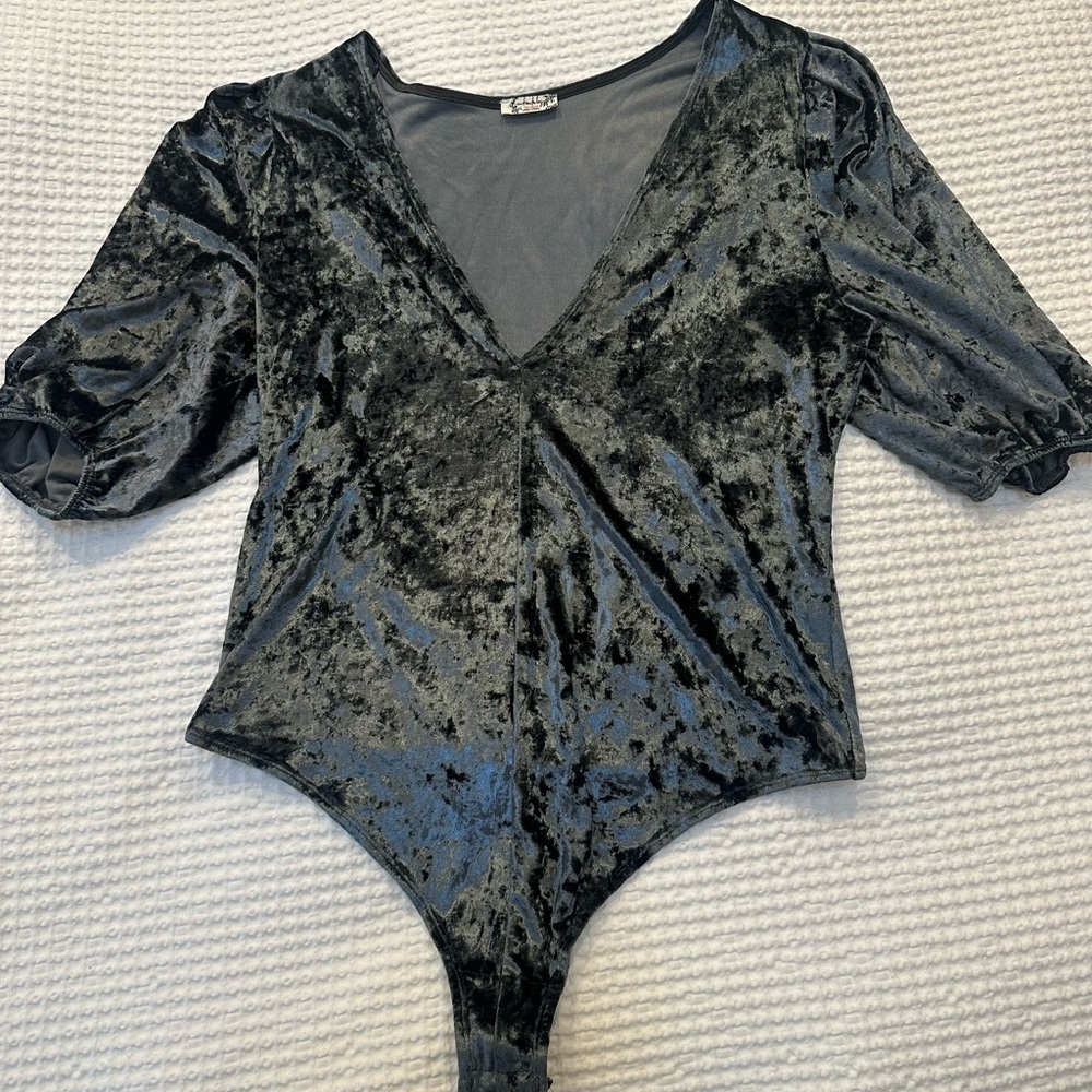 Free People (L) “Don’t You Wish” Crushed Velvet Bodysuit - Blue-Grey